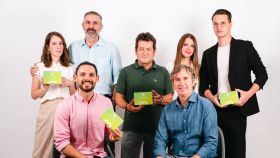 El equipo de Mendel Brain (Diana Abad, Albert Gomis, Gabriel Esteller (sentado), Manuel Pérez, Pablo Torres (sentado), Lena Sorigó y Aitor García) muestra la caja del test de saliva que ha desarrollado la startup.