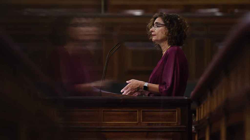 La ministra de Hacienda, María Jesús Montero, interviene durante una sesión plenaria, en el Congreso de los Diputados