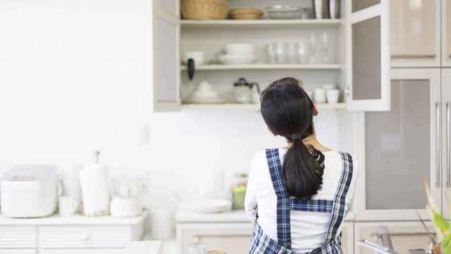 Mujer observando la cocina