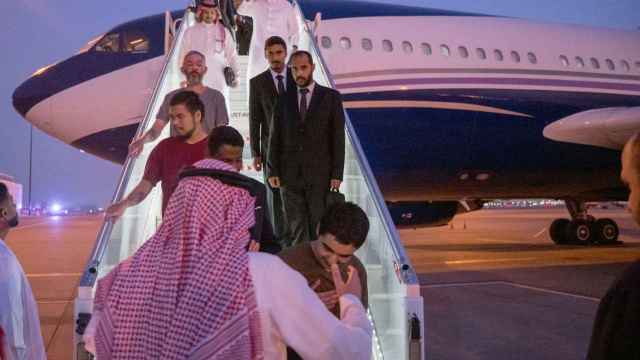 Llega a Riad un avión que transportaba a 10 prisioneros de guerra tras los exitosos esfuerzos de mediación del príncipe heredero de Arabia Saudita, Mohammed bin Salman,
