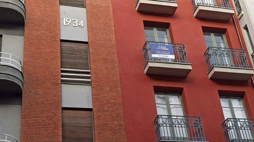 Un cartel de Se Vende anuncia la venta de una vivienda en una céntrica calle de Valladolid
