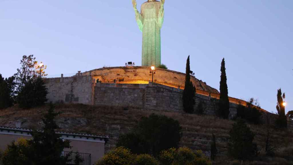 El Cristo del Otero de Palencia iluminado en verde por el Día Mundial de la ELA