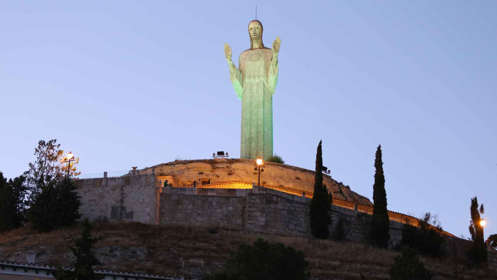 El Cristo del Otero de Palencia iluminado en verde por el Día Mundial de la ELA