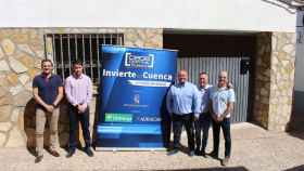 Los socios de Forest Bank a las puertas del garaje de Torrecilla (Cuenca) que utilizan como sede de la empresa.