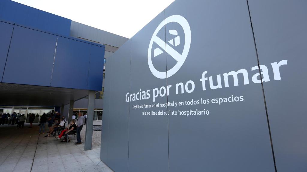 Otro de los carteles junto a la puerta principal del hospital toledano.