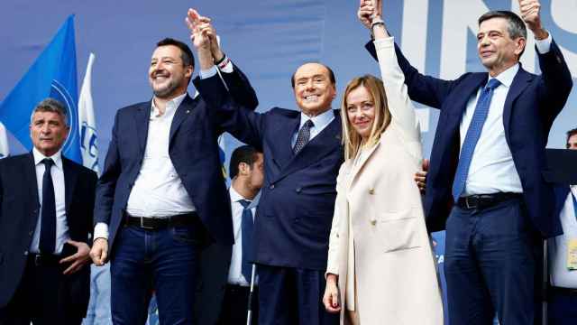 El líder de la Lega (Liga), Matteo Salvini, el líder de Forza Italia, Silvio Berlusconi, y el líder de los Hermanos de Italia, Giorgia Meloni , se abrazan durante el mitin de clausura de la campaña electoral de la coalición de centro-derecha en la Piazza del Popolo,.