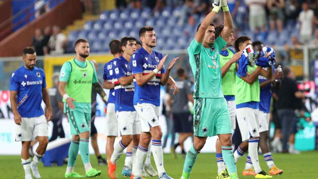 Los jugadores de la Sampdoria saludan a su afición tras un partido
