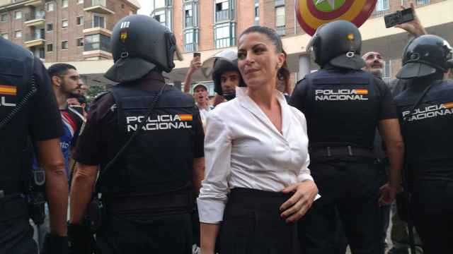 Macarena Olona, este viernes, custodiada por policías nacionales a su llegada a la Universidad de Murcia.