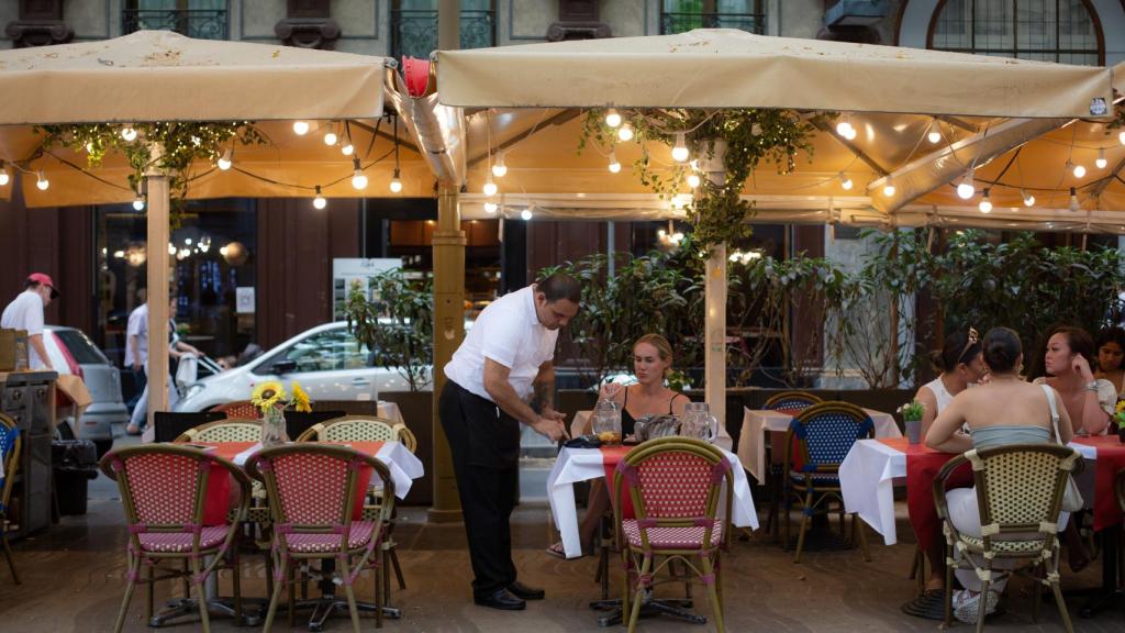 Un camarero trabaja en las Ramblas de Barcelona.