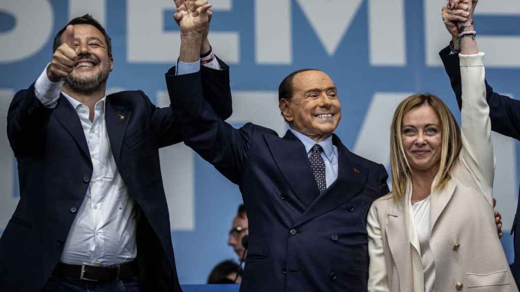 El líder de la Liga Norte, Matteo Salvini, el de Forza Italia, Silvio Berlusconi, y la de Fratelli, Giorgia Meloni, en el cierre de su campaña en Roma.