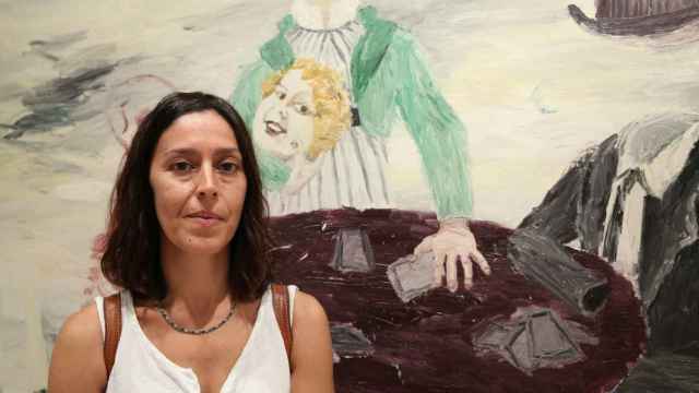 La artista Cristina Lama junto a uno de sus cuadros.