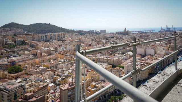 Vista del Centro de Málaga y la Catedral desde una de las torres de 30 plantas de Martiricos.