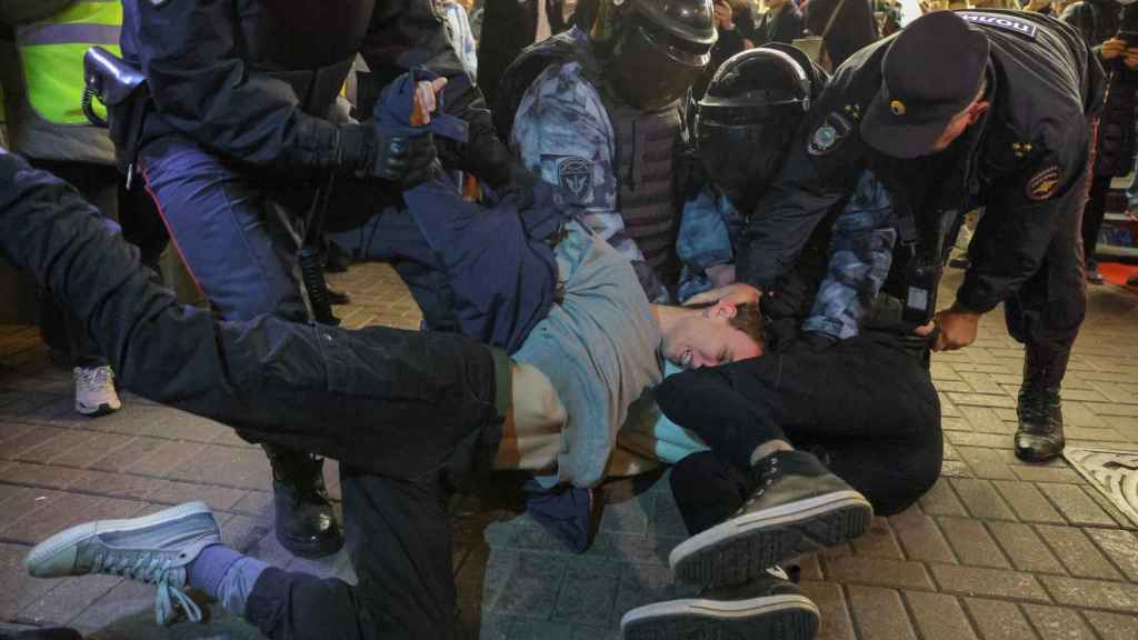 Fuerzas de seguridad detienen en Moscú a manifestantes contra el envío de reservistas a la guerra en Ucrania.