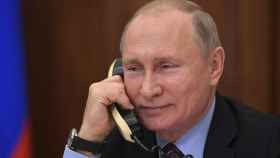 El presidente de Rusia, Vladímir Putin, conversa por teléfono en una imagen tomada en julio en Moscú.