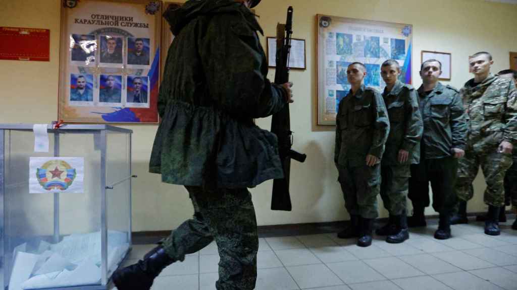 Varios militares participan en el referéndum organizado por Rusia para anexionarse territorios ucranianos este viernes 23 de septiembre