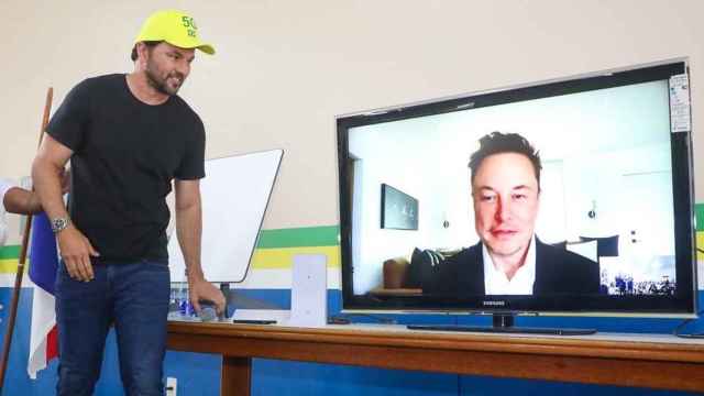 Elon Musk en videoconferencia junto a una antena de Starlink.