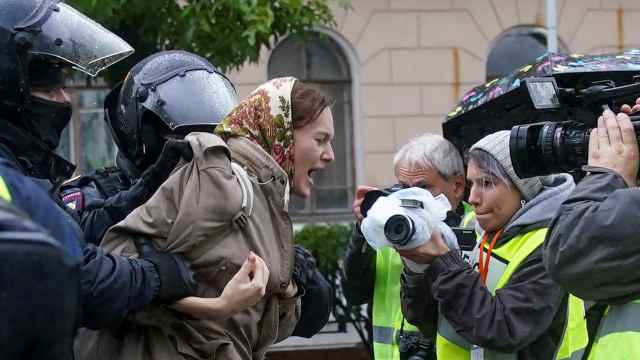 La Policía rusa detiene a una persona en las manifestaciones contra la movilización parcial de Putin.