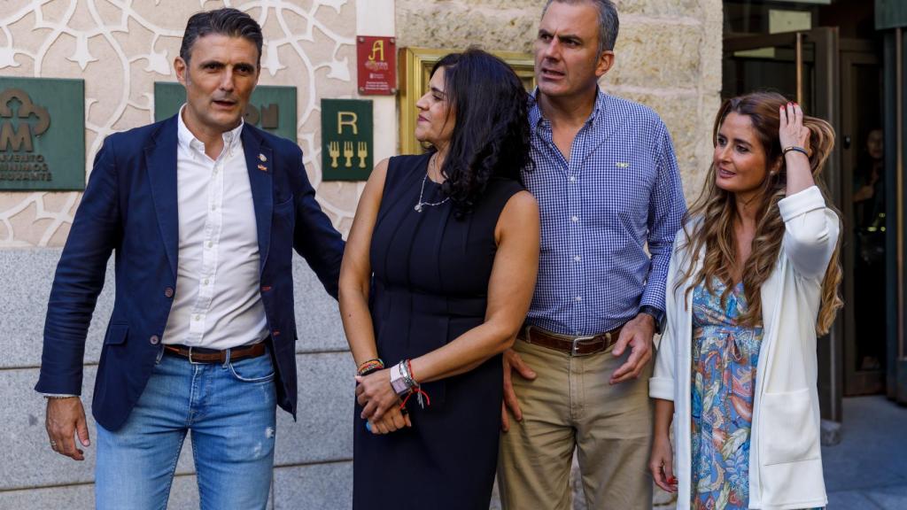 El diputado, la presidenta de Vox en Segovia, el secretario general de Vox y la procuradora, en Segovia