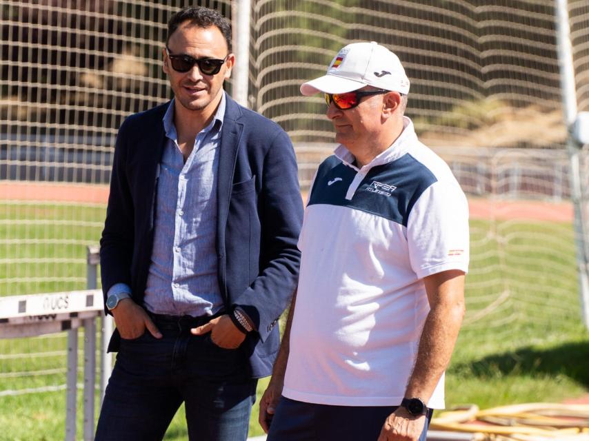Roberto Sotomayor, junto a quien fuera su entrenador.
