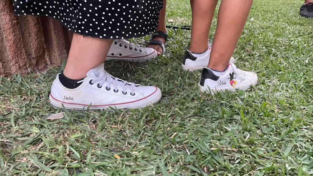 El zapato de Jade y de uno de sus niños.
