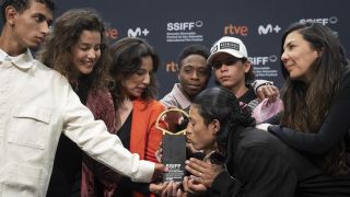 La colombiana Laura Mora gana la Concha de Oro en San Sebastián con 'Los reyes del mundo'