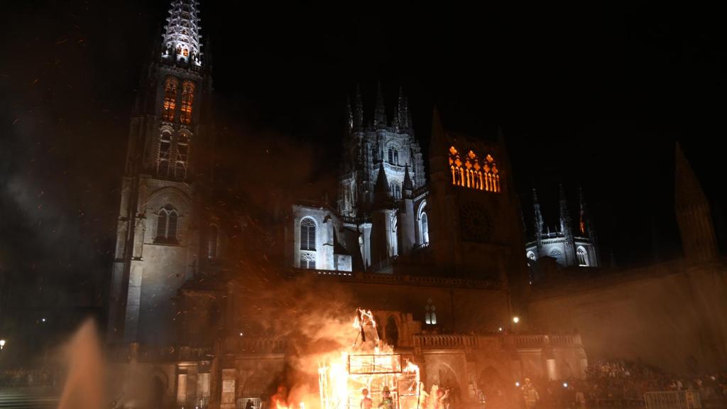 Cremá de la falla en la catedral de Burgos