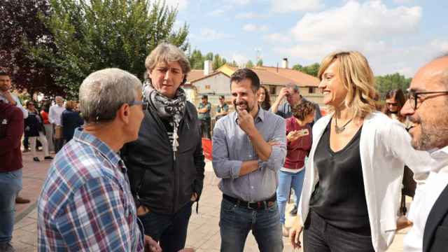 Luis Tudanca con Pilar Alegría, el secretario general del PSOE en Soria y el alcalde de Miño de San Esteban