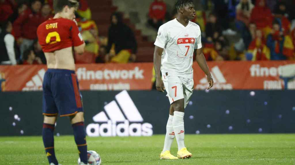 Gavi se lamenta tras el gol de Embolo a España
