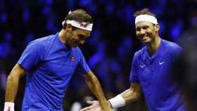Rafa Nadal y Roger Federer se mueren de la risa tras un fallo