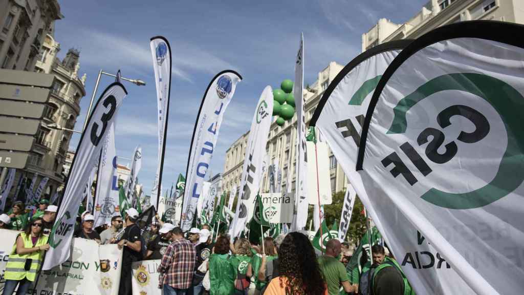Funcionarios convocados por CSIF se manifiestan en Madrid.