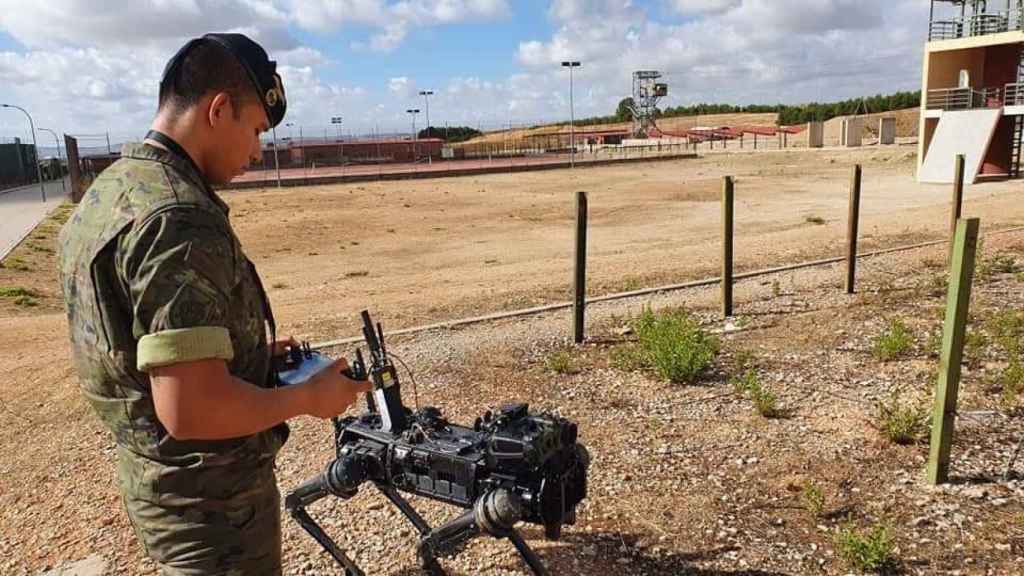 Militar español manejando el perro robot Vision 60