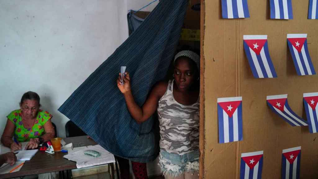Una mujer cubana vota este domingo en un colegio de La Habana.