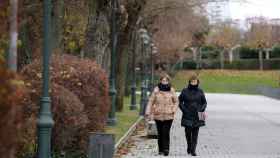 Imagen de dos mujeres paseando protegidas del frío en Valladolid.