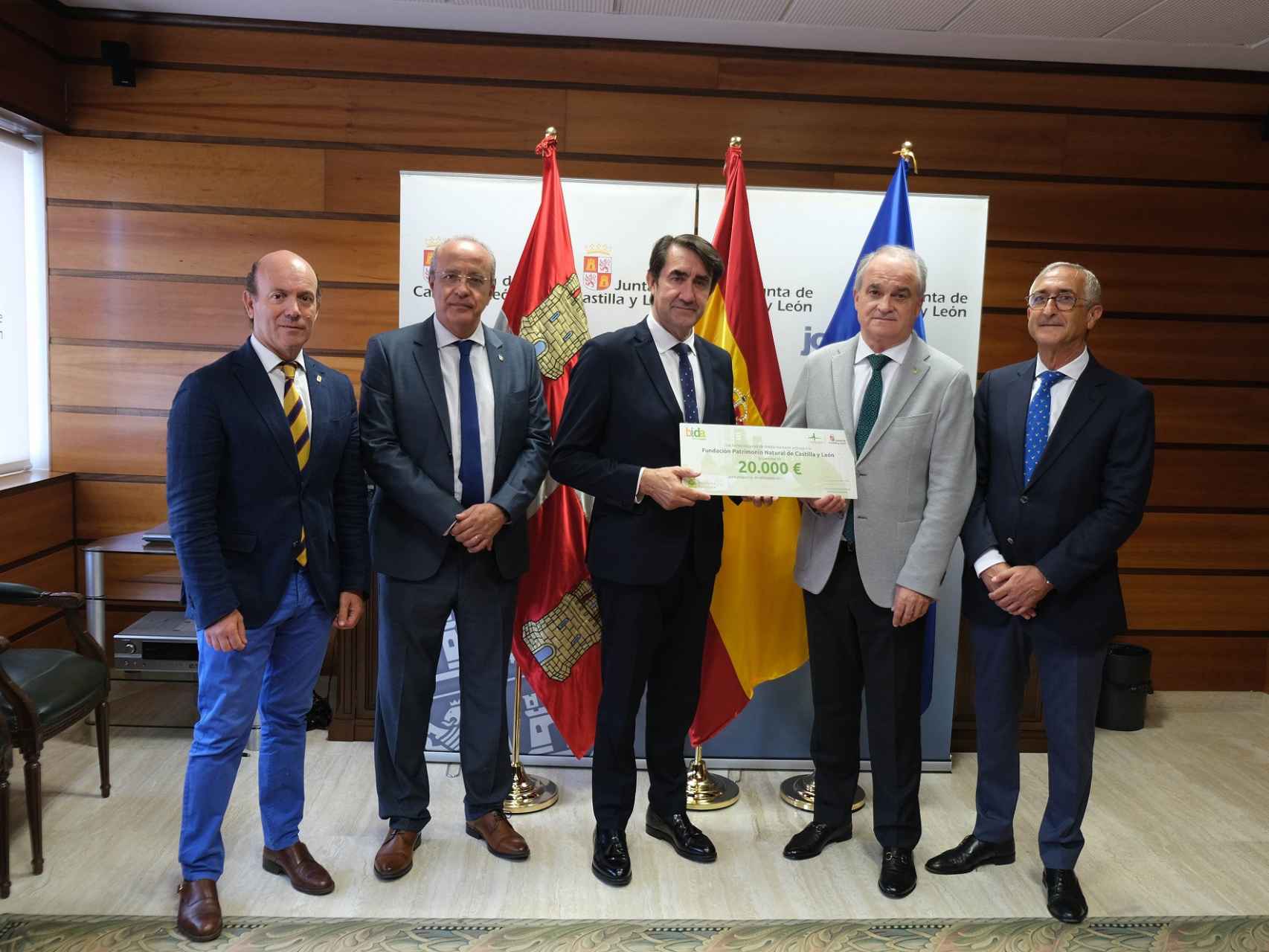 Entrega de un cheque por valor de 20.000 euros por parte de Bidafarma al consejero de Medio Ambiente, Juan Carlos Suárez-Quiñones.