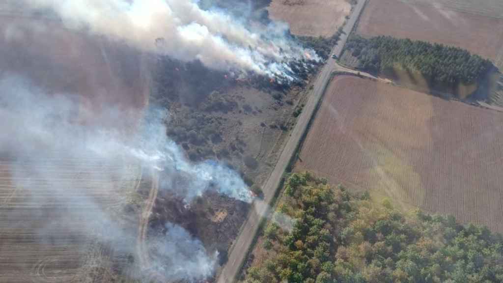 Medios aéreos y terrestres trabajan en un incendio forestal en Cogorderos (León)