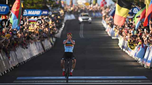 Remco Evenpoel, cruzando la meta para llevarse el oro y el maillot arcoíris en el Mundial de Ciclismo 2022