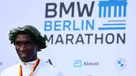 Eliud Kipchoge, en el podio del Maratón de Berlín 2022