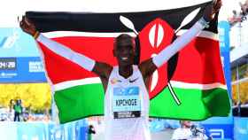 Eliud Kipchoge, celebrando su victoria en la Maratón de Berlín con la bandera de Kenia