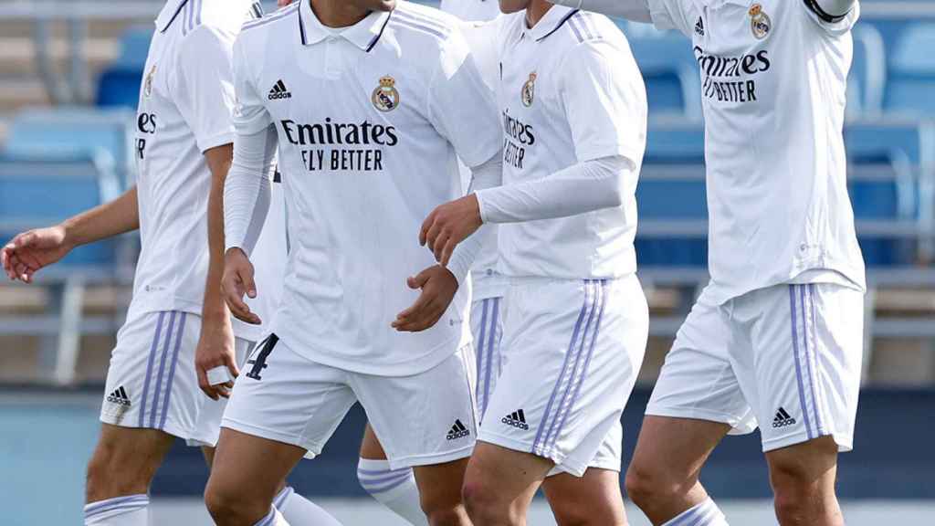 Carlos Dotor, celebrando con sus compañeros del Real Madrid Castilla su gol al CD Badajoz