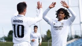 Sergio Arribas, celebrando su gol con Peter Federico en el Real Madrid Castilla - CD Badajoz