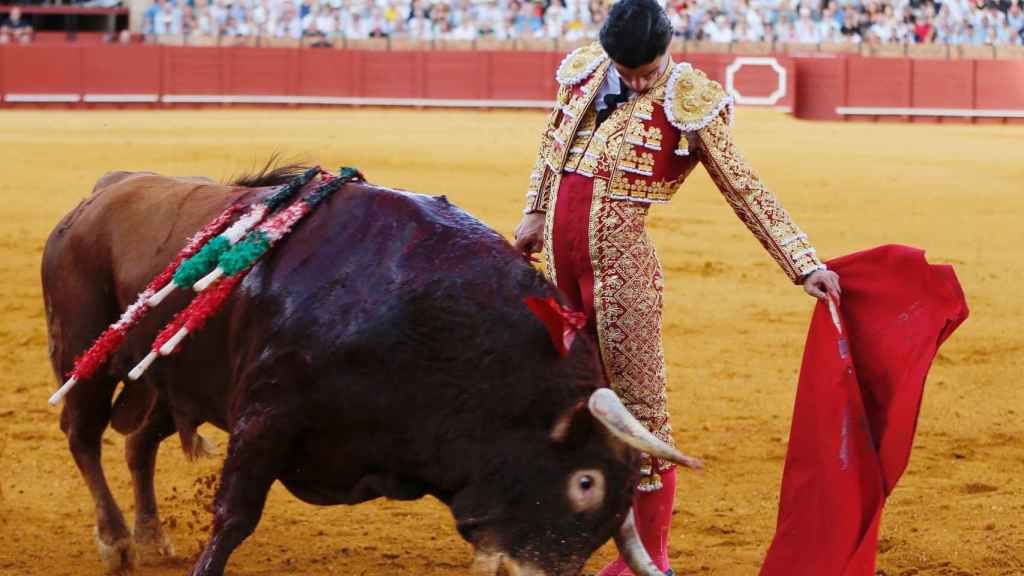 Pablo Aguado pega un natural a un toro de Juan Pedro en Sevilla.