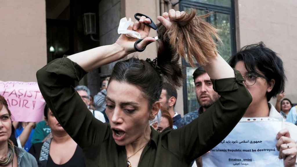 Nasibe Samsaei, una mujer iraní residente en Turquía, se corta el pelo en protesta tras la muerte de Mahsa Amini.