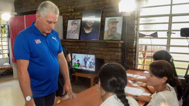 El presidente de Cuba, Miguel Díaz-Canel, deposita su voto en un colegio electoral de La Habana este domingo.