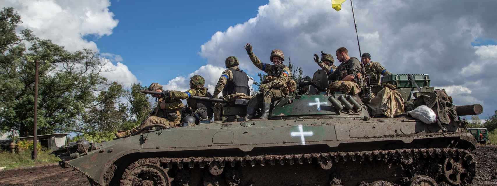Varios soldados ucranianos se desplazan en un tanque en la región de Kharkiv