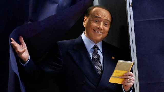 El exprimer ministro italiano, Silvio Berlusconi, ejerce su derecho al voto en Milán.