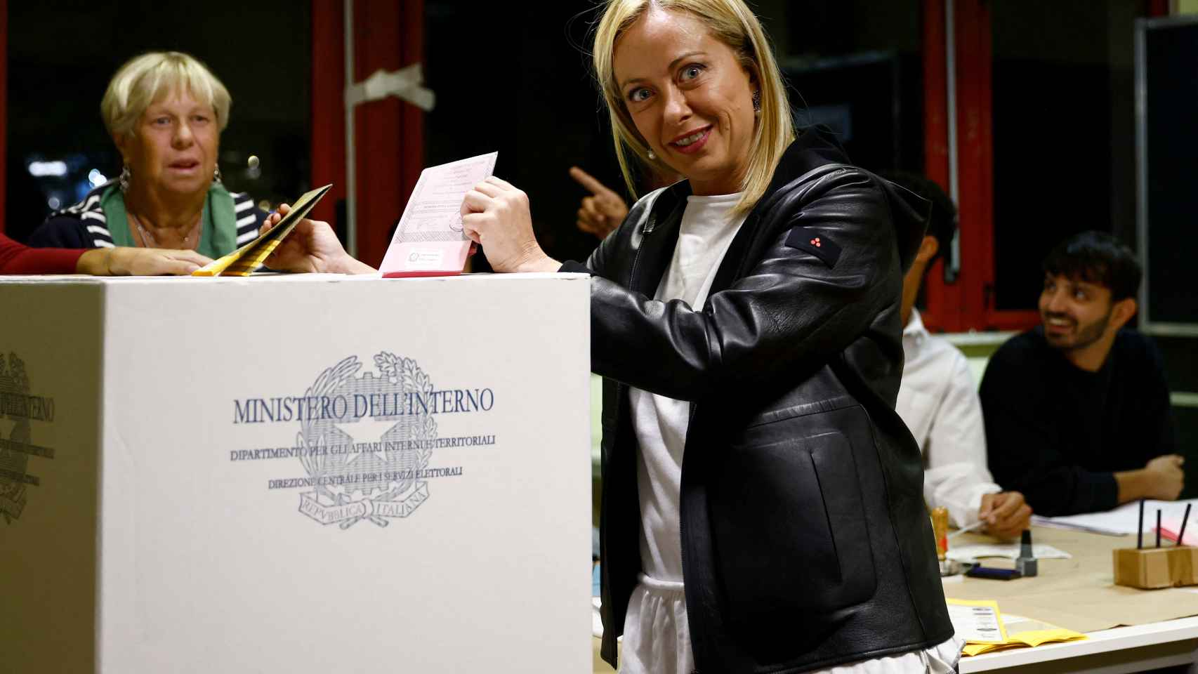Giorgia Meloni votando 30 minutos antes del cierre de los colegios electorales.