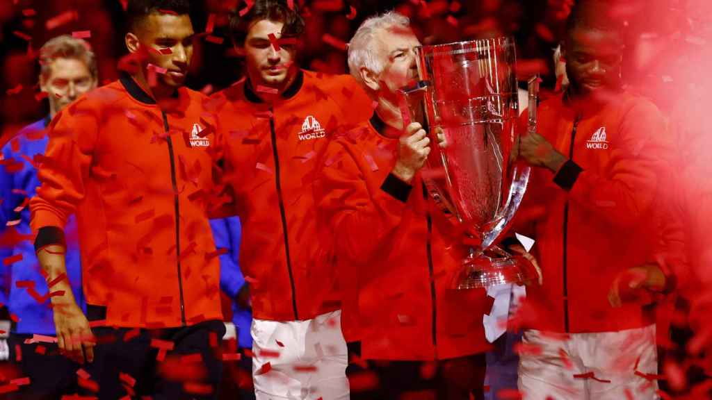 John McEnroe levanta la Laver Cup conquistada por el equipo del Resto del mundo