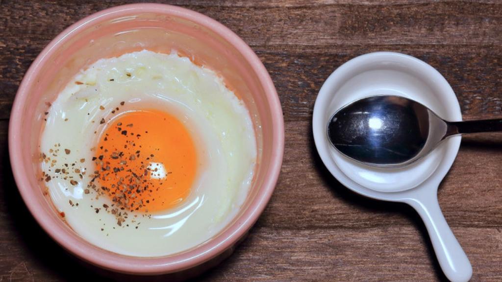 Receta de huevo frito sin aceite al microondas.