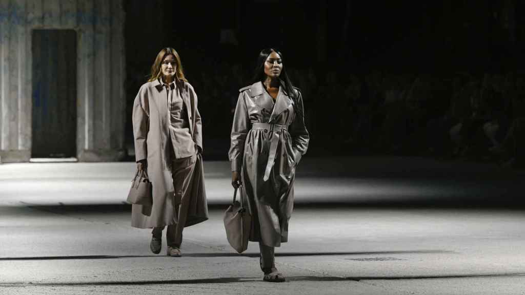 Carla Bruni y Naomi Campbell, desfilando para la firma Tod's en la Semana de la Moda de Milán.