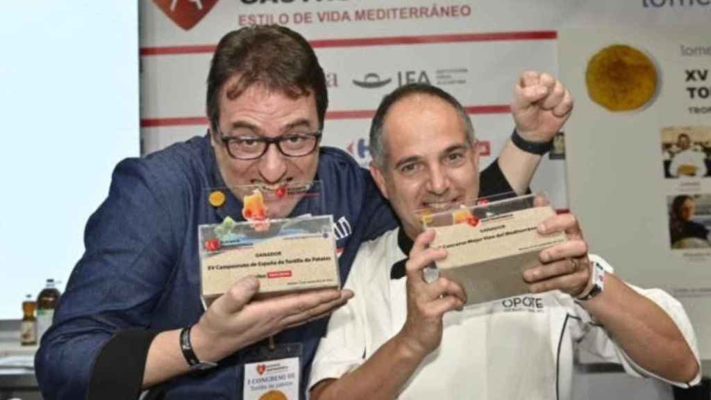 Carlos Olabuenaga (izquierda) y Alberto G. Ponte (derecha), sosteniendo sendos trofeos a la mejor tortilla de España.